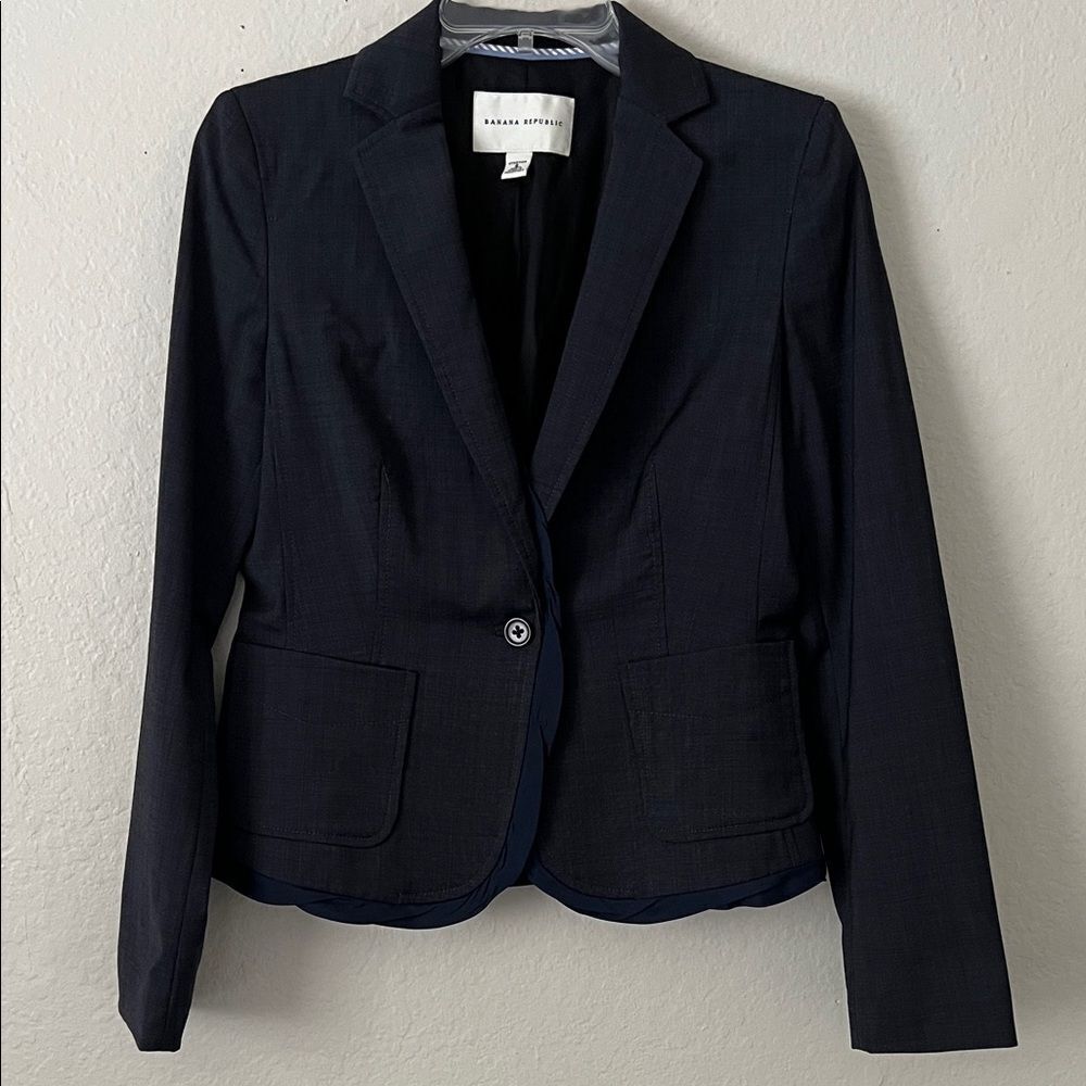 Like New! Banana Republic Women's Wool Stretch Padded Shoulder Blazer in Size 6